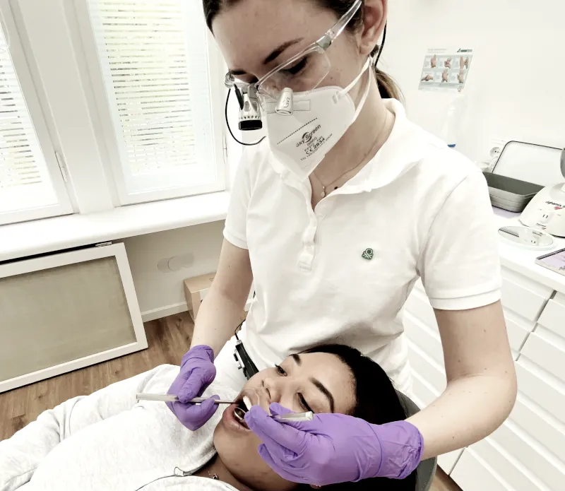 Zahnarztpraxis Reiniger: Francesca bei der Arbeit