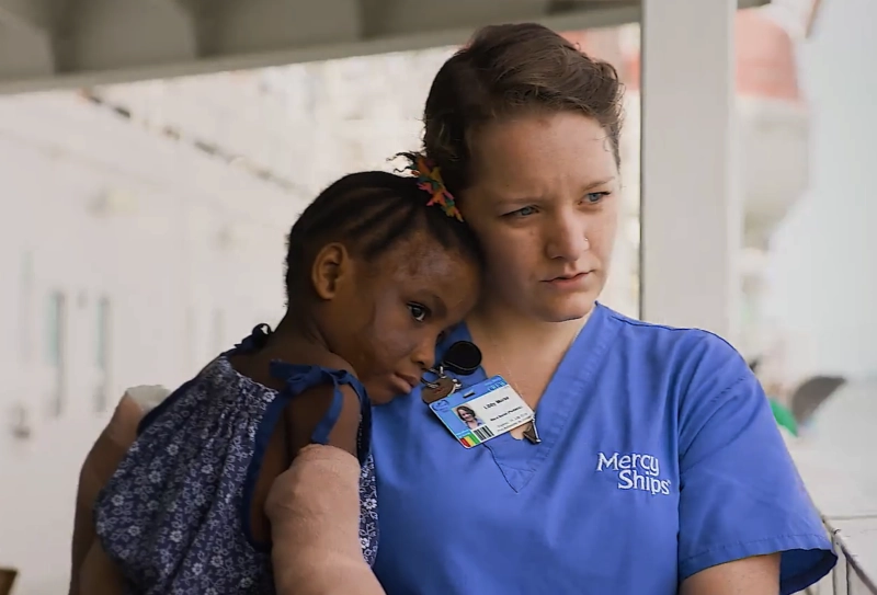 Mercy Ships: Ehrenamtliche Helfer und Ärzte aus aller Welt behandeln und operieren kostenfrei die bedürftige, einheimische Bevölkerung.