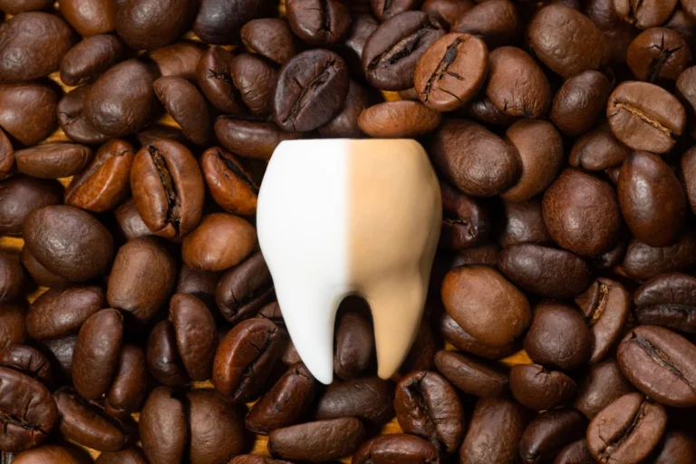 Wie Kaffee deine Zähne angreift